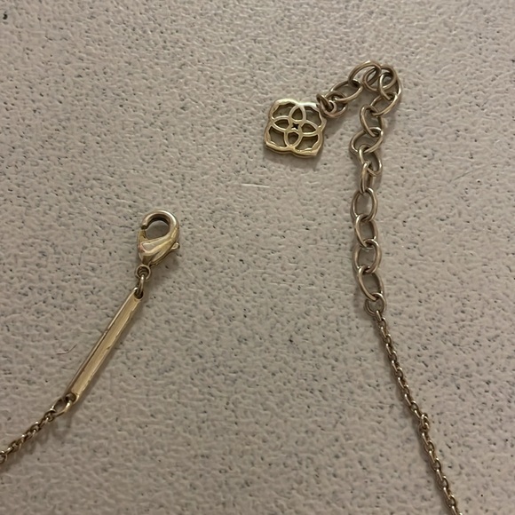 Kendra Scott Pendant Necklace Golden - Picture 3 of 5